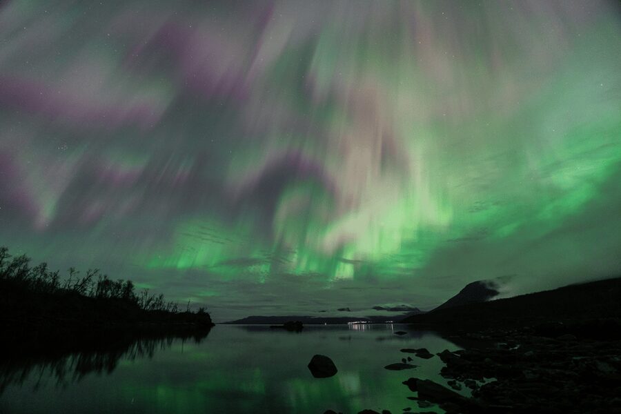 Abisko: Guided Autumn Aurora Chase with Hotel Transfers - How much help will you get with photographs?