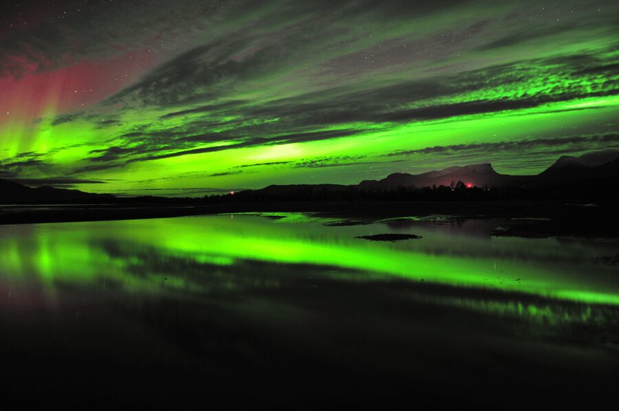 Abisko: Guided Autumn Aurora Chase with Hotel Transfers - The guide makes the difference