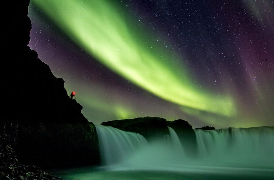 Akureyri: Northern Lights Photography Tour - The hot drink and Icelandic treat