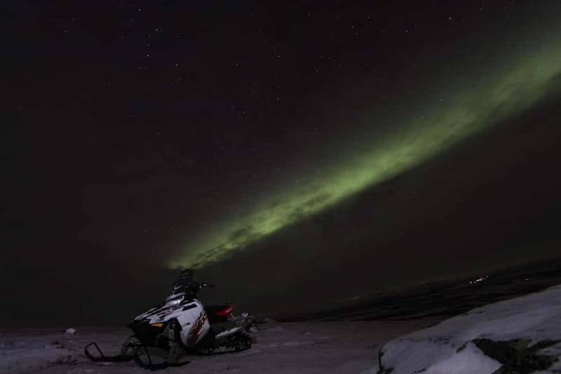 Aurora Hunt on Snowmobile - small groups - Safety instruction before the throttle