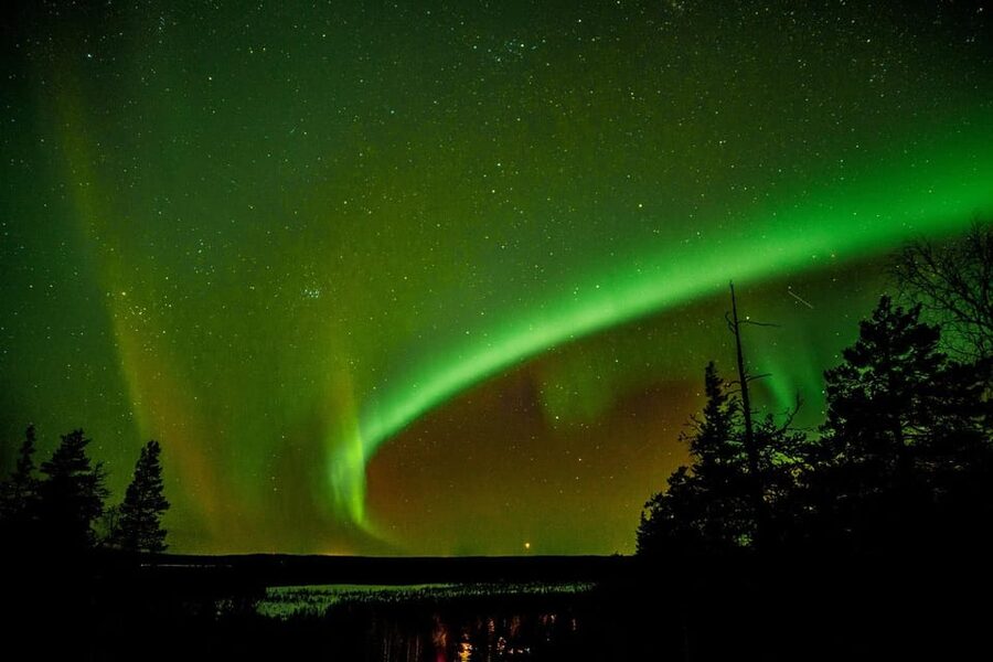 Auroras Northern Lights in Saariselka - A warm hut, fire, and barbecue while you wait