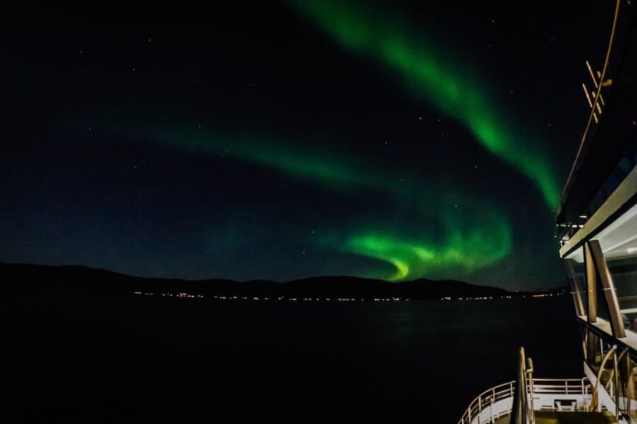 Bodø: Northern Lights Cruise - A warm café, with a note about the cost