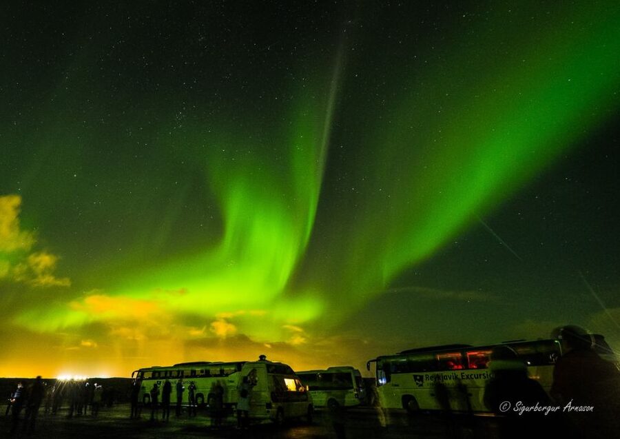 From Reykjavik: Northern Lights Tour - The guides make the waiting easier