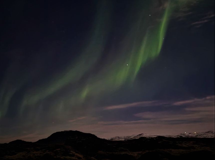 From Reykjavík: Spot the Northern Lights with Snacks & Drink - Photographing the northern lights without missing them