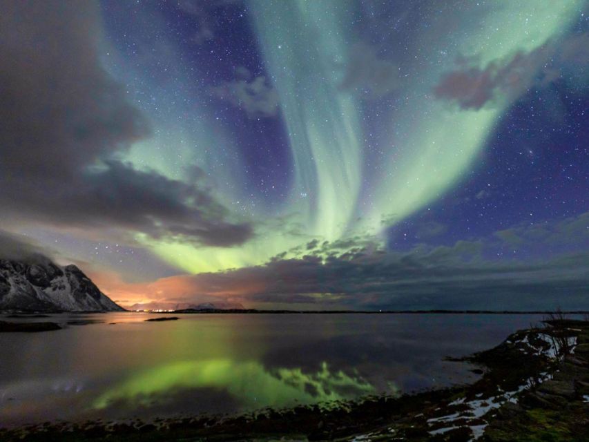 From Svolvær: Guided Northern Lights Tour by Van - Chasing clear skies around Vågan