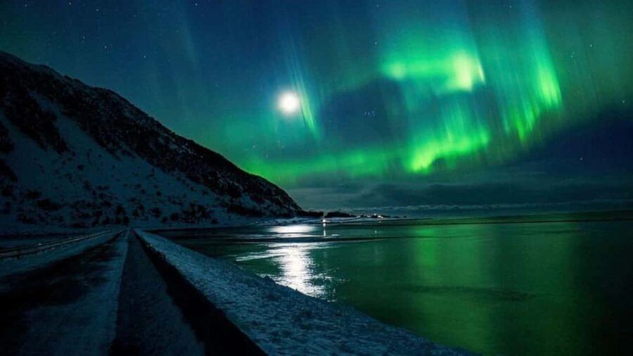 Henningsvær: Northern Lights Tour with Photographer - Getting useful aurora photos with a phone or DSLR