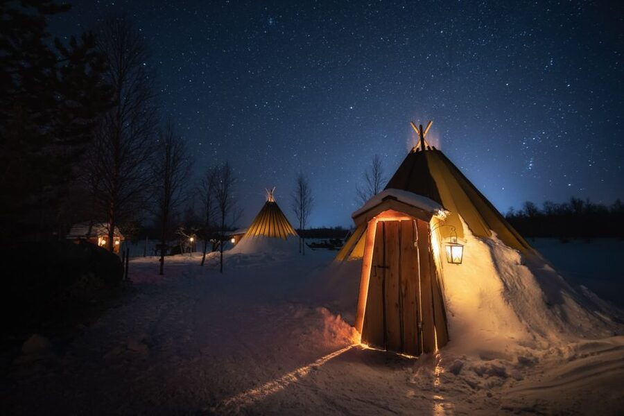 Ivalo: Lake Inari Northern Lights Tour w/ Reindeer & Dinner - Reindeer feeding at the island stop