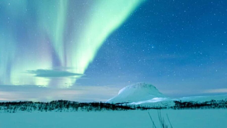 Kilpisjärvi: Northern Lights Snowmobile Tour with Photos - A silent stop at a tundra lake