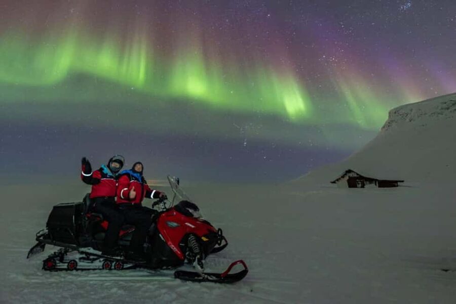 Kilpisjärvi: Northern Lights Snowmobile Tour with Photos - Campfire warmth and guide-taken photos