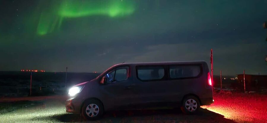 Levi: Northern Lights by Minivan with hot drinks and snacks - How the three-hour aurora chase works