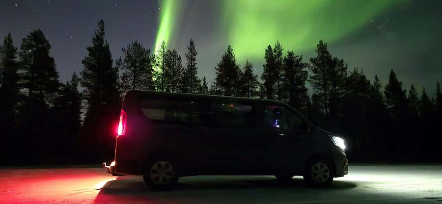 Levi: Northern Lights by Minivan with hot drinks and snacks - Timing, clothing, and practical details