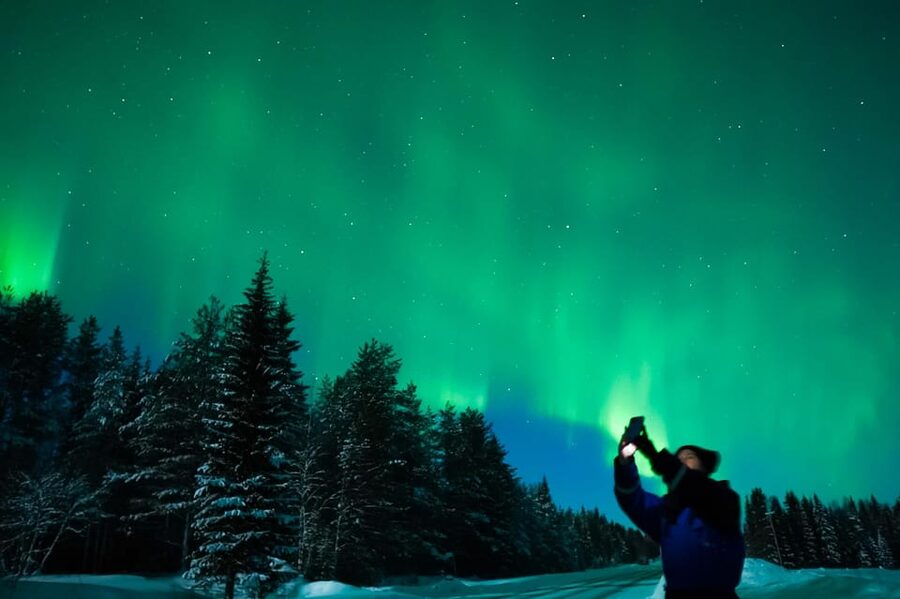 Levi: Northern Lights Tour with Guaranteed Sightings - What the guide adds to the night
