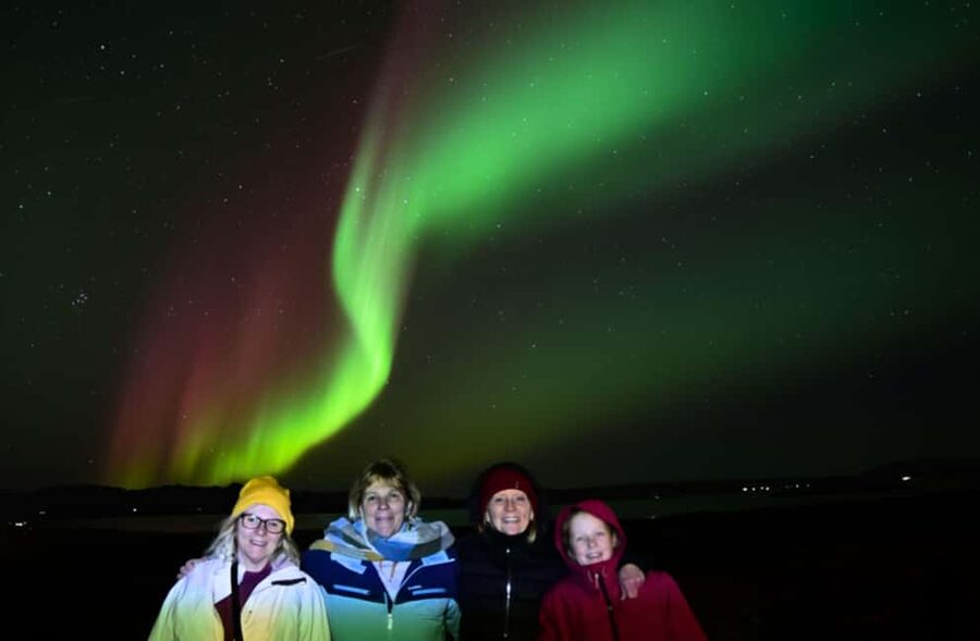 Northern Lights: 4x4 Adventure with Treats, Photos & Cocoa - Guides who keep watching the sky