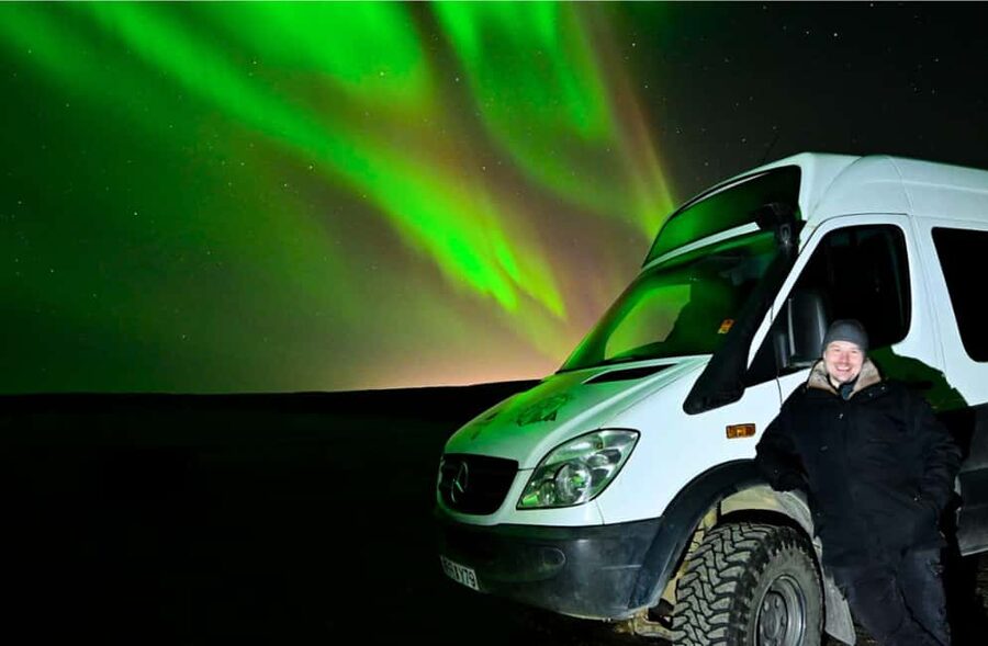 Northern Lights: 4x4 Adventure with Treats, Photos & Cocoa - Getting photos beneath the aurora