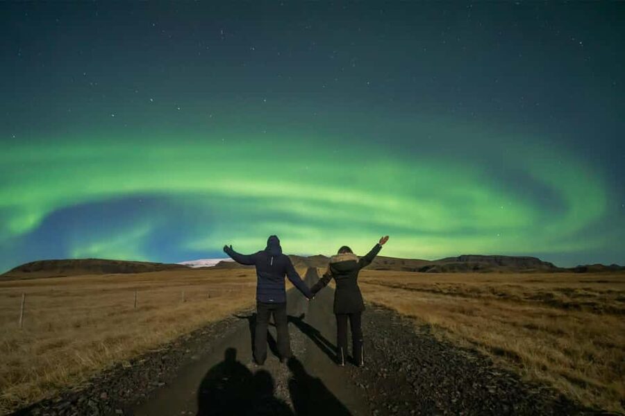 Northern Lights 4x4 Super, Photos, Hot Cocoa, Pastries - Searching for the Aurora in Icelandic darkness