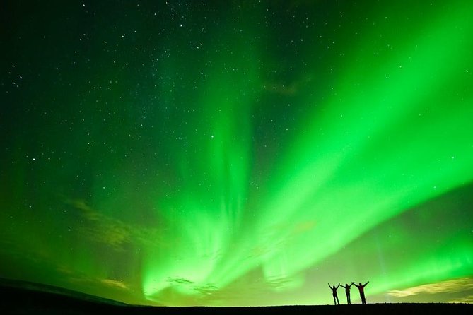 Northern Lights Minibus Tour with Hot Cocoa, Blankets & Photos - Watching the aurora in real conditions