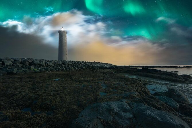 Northern Lights Small-Group Tour with Free Photos & Hot Chocolate - Guides Who Help You Spot What You Might Miss