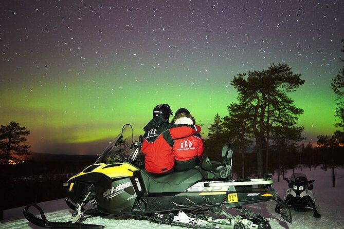 Northern Lights Snowmobile Hunt - The ride through the snowy forest
