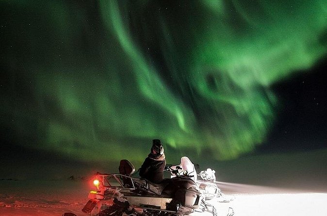 Northern Lights Snowmobile Hunt - Guides, group size, and the pace of the evening