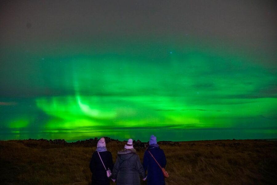 Northern Lights Tour From Reykjavik with Photography - Blankets, chocolate, and Icelandic pastries