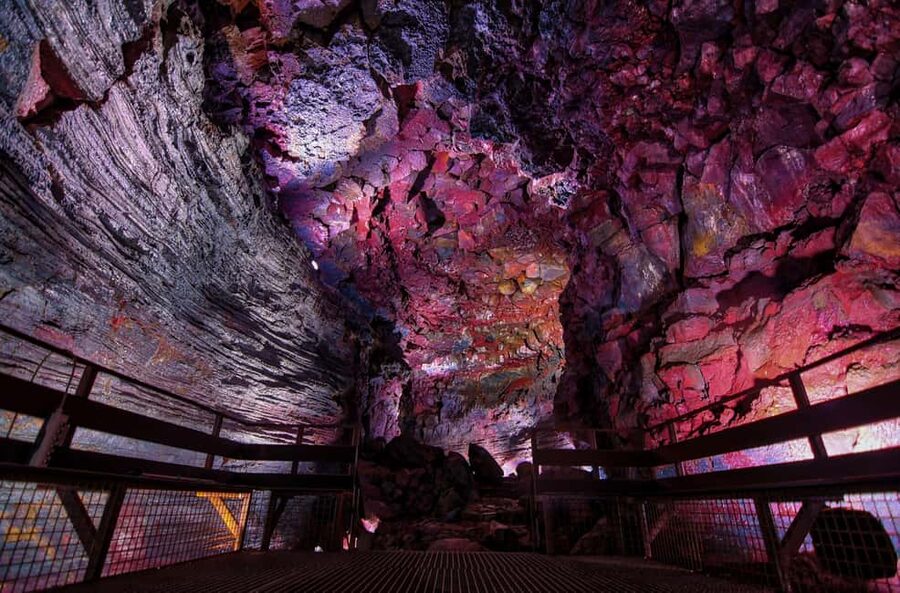 Reykjavik: Evening Lava Tunnel and Northern Lights Hunt - From volcanic rock to the Northern Lights hunt