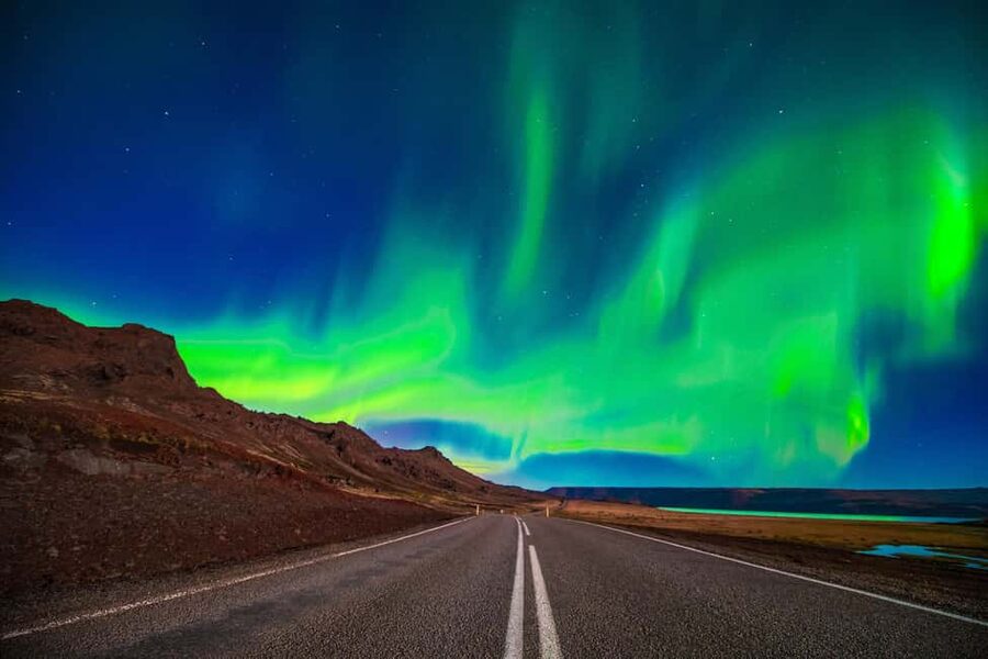 Reykjavik: Northern Lights by 4x4 with Photos & Hot Cocoa - Hot cocoa, blankets, and the art of waiting