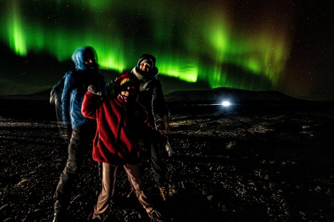 Reykjavik: Northern Lights Comfort Coach with Surprise - How the Northern Lights hunt works