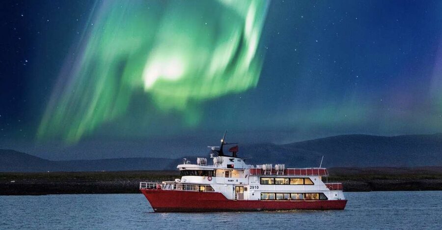 Reykjavík: Northern Lights Cruise - Warm overalls, blankets, and the heated saloon