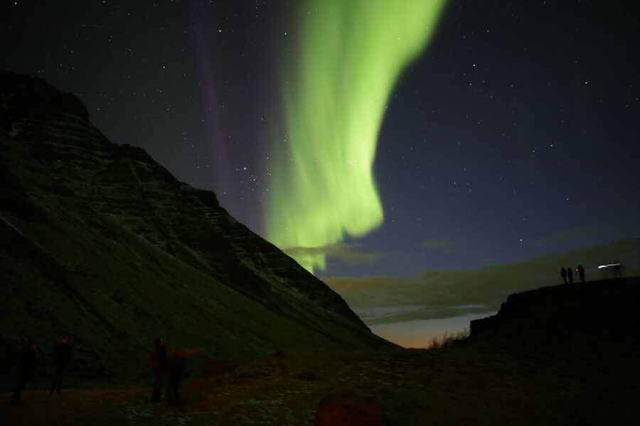 Reykjavik: Northern Lights Experience by Superjeep - Waiting outdoors in Iceland at night