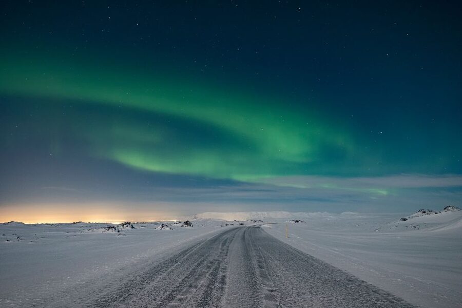 Reykjavík: Northern Lights Minibus Tour with Photos - How the aurora hunt really works
