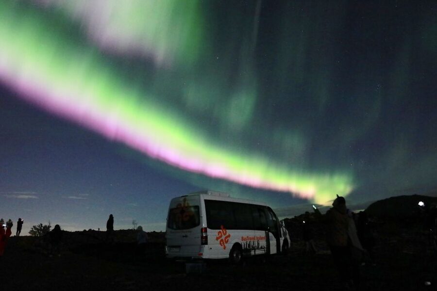 Reykjavik: Northern Lights Tour with Free Photos & Hot Cocoa - Photography help and digital portraits