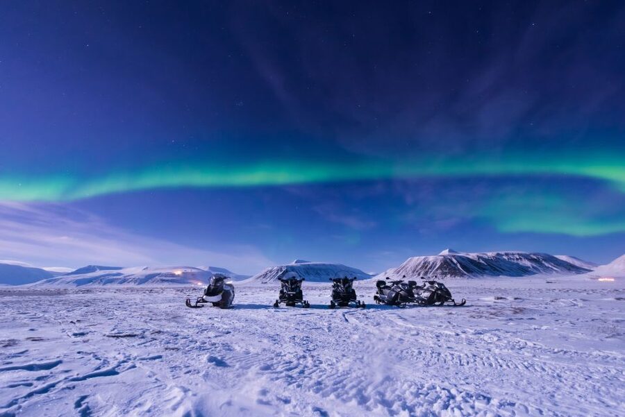 Rovaniemi: Aurora Borealis Snowmobile Safari with Campfire - Learning the snowmobile before the forest route