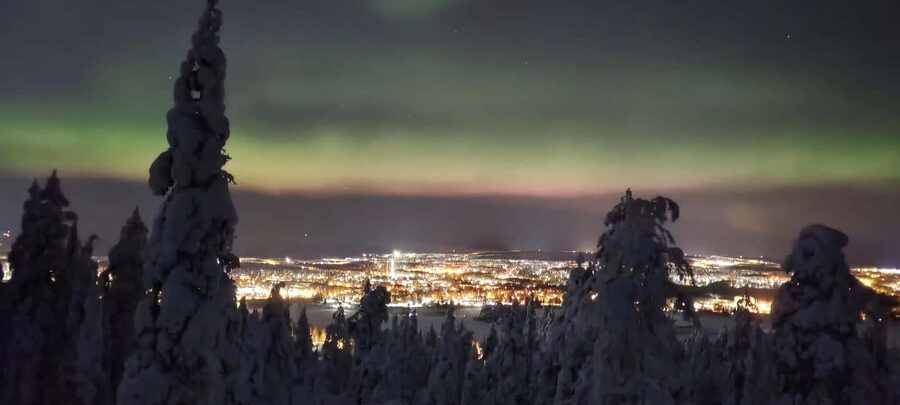 Rovaniemi: Aurora Hunt Snowshoeing Adventure with Guide - Getting used to snowshoes and poles