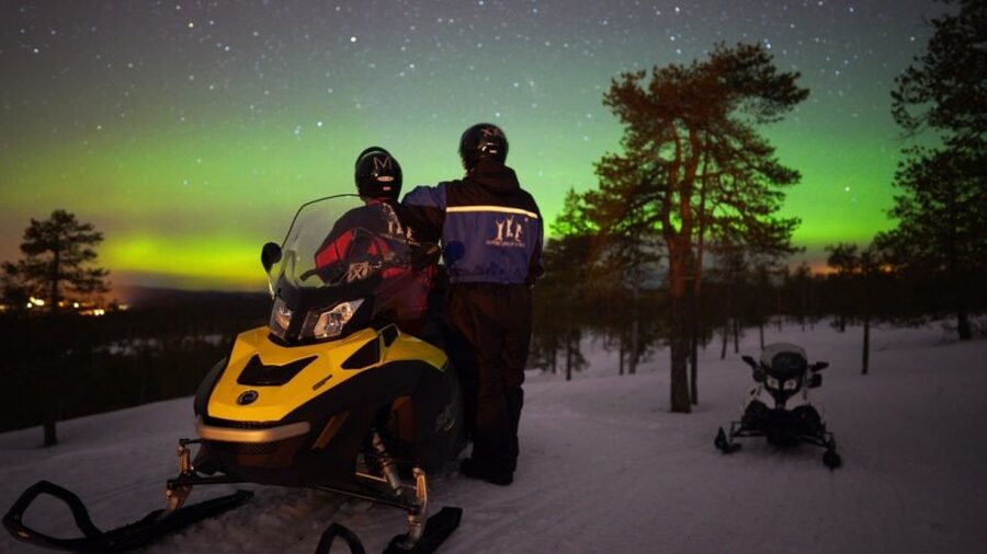 Rovaniemi: Northern Lights Snowmobile Hunt - Guides, languages, and the tone of the evening