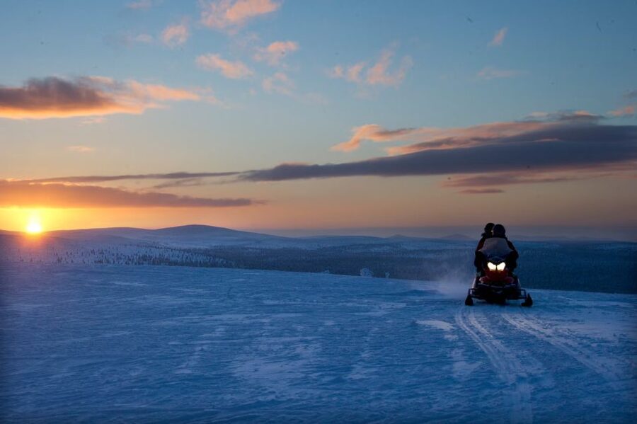 Rovaniemi: Northern Lights Snowmobile Tour - Guides Who Shape the Evening