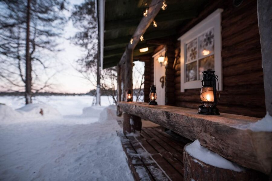 Rovaniemi: Sauna & Ice Swimming Tour with Dinner and Aurora - The lake plunge and the snowy reset