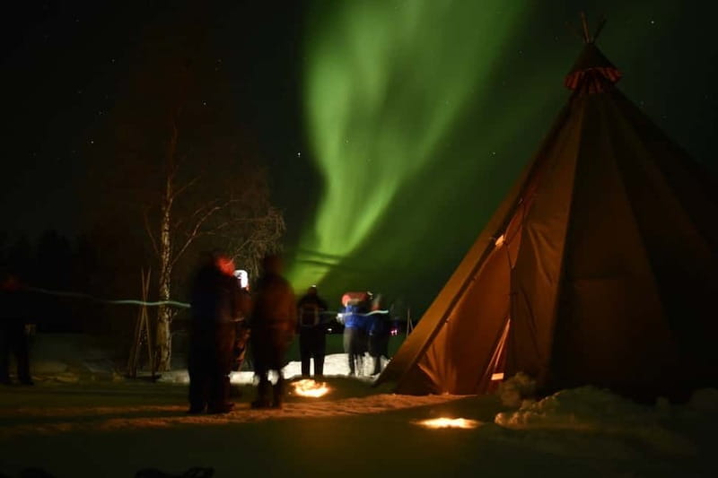Rovaniemi: Snowtrain to Northern Lights Camp - A campfire, hut, and hot drink