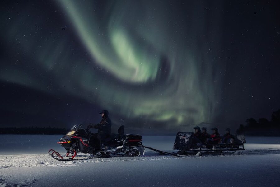 Ruka: Starlight sledging to search for Northern Lights - Riding into Ruka’s forest after dark