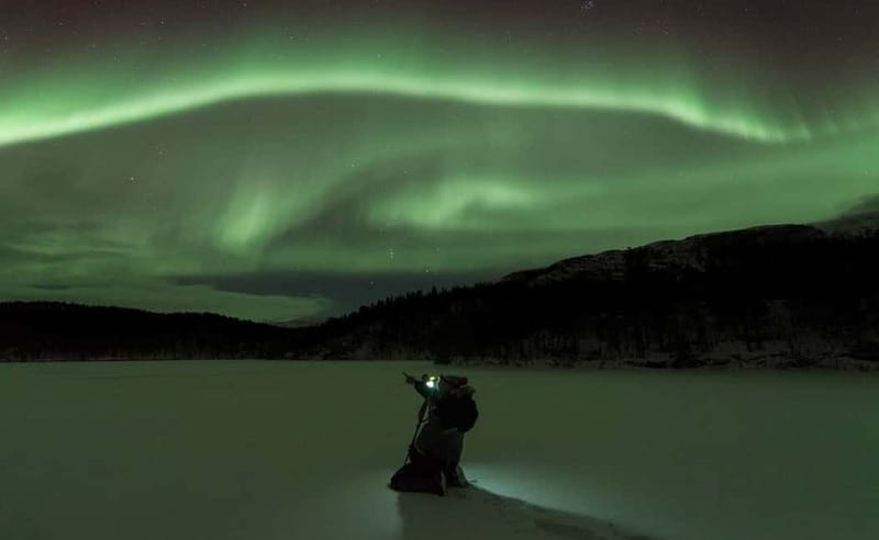 Tromsø: All inclusive Aurora Hunt with photos, food & drinks - Waiting by the fire with soup and hot chocolate