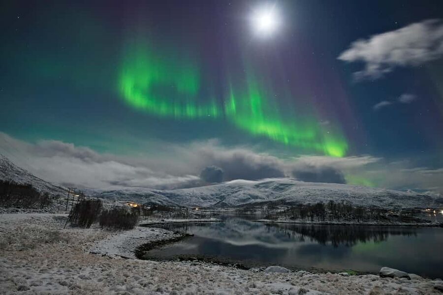 Tromsø: All-Inclusive Northern Lights Hunt - The guides add context to the waiting