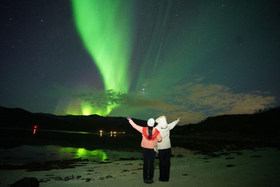 Tromsø: Chase Aurora in Minibus and Free Aurora Portrait - Learning to photograph the Northern Lights