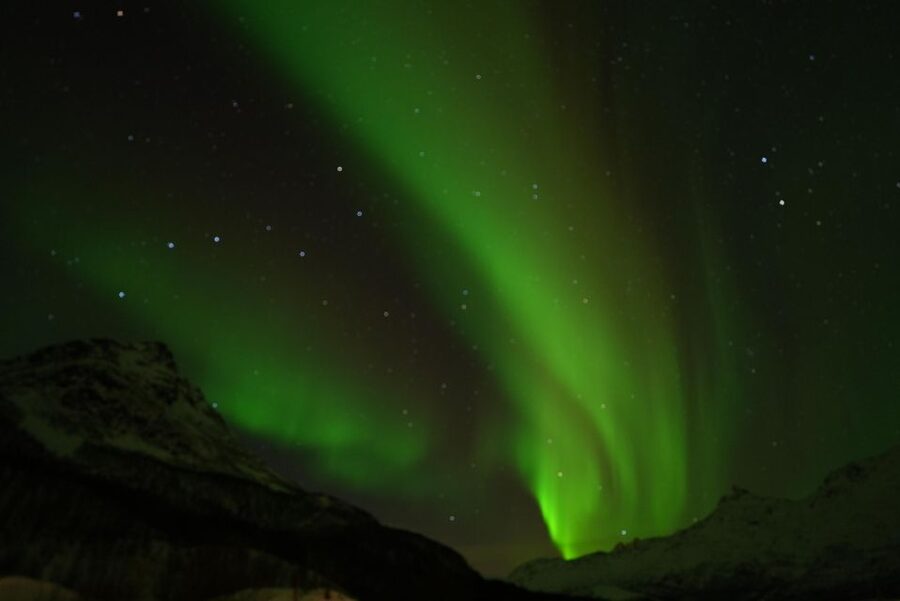 Tromsø: English/Spanish Aurora Pathfinder Tour with Photos - What the thermal suits and snacks really add
