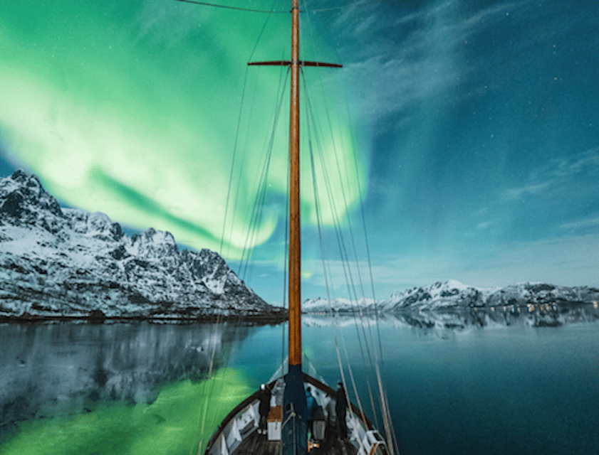 Tromso: Luxury Northern Lights Cruise with Hot Tub & Dinner - A luxury northern lights cruise with only 12 people