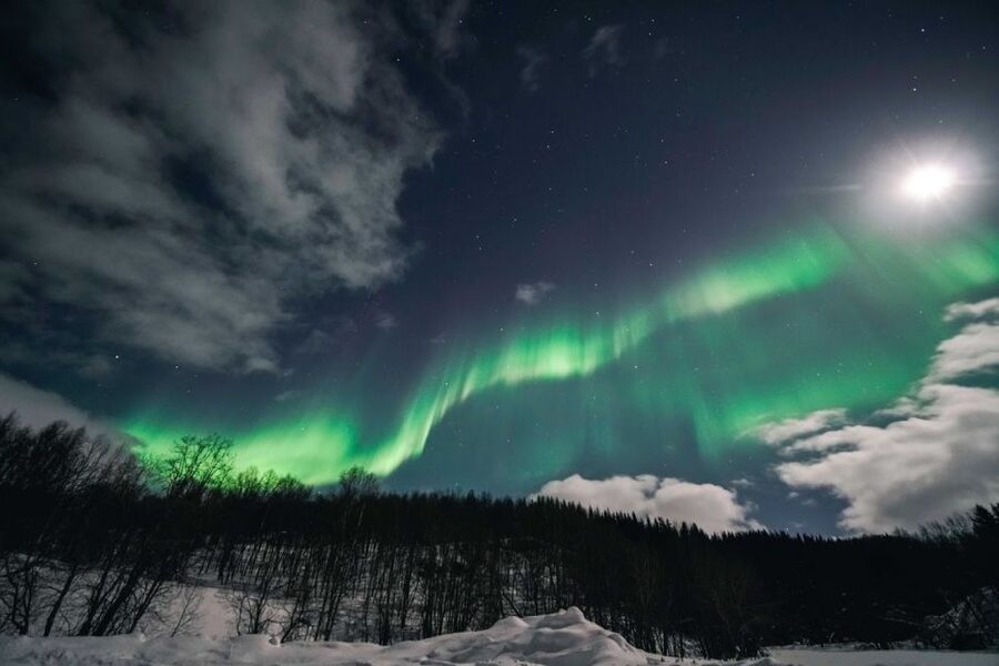 Tromsø: Northern Lights Pioneer Tour with Photos Included - Fireside stories and the long wait