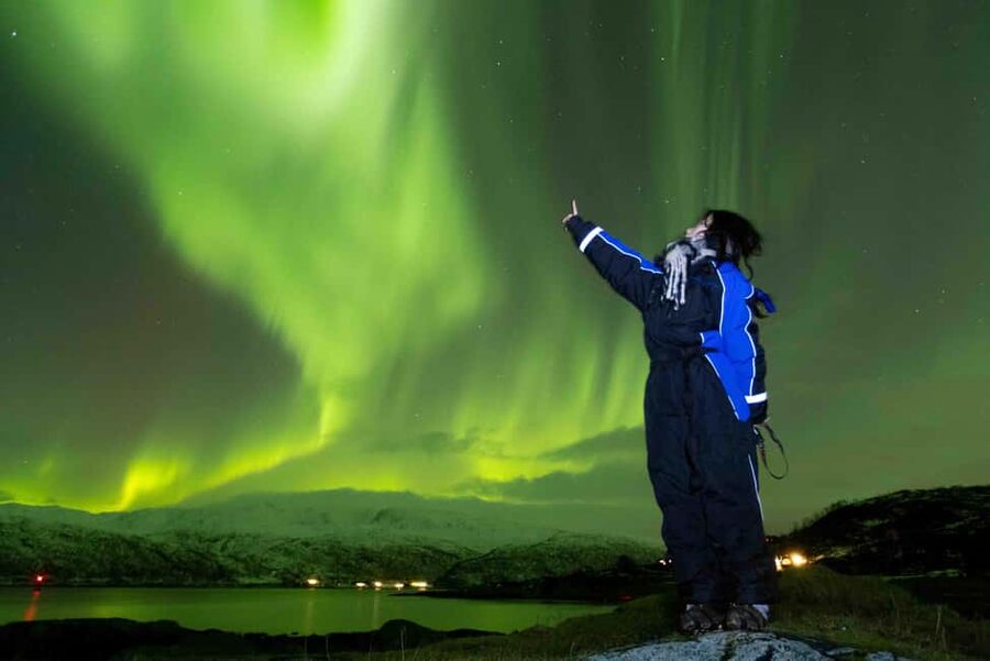 Tromsø: Northern Lights Tour with Dinner and Native Guide - The 45-minute drive into the night