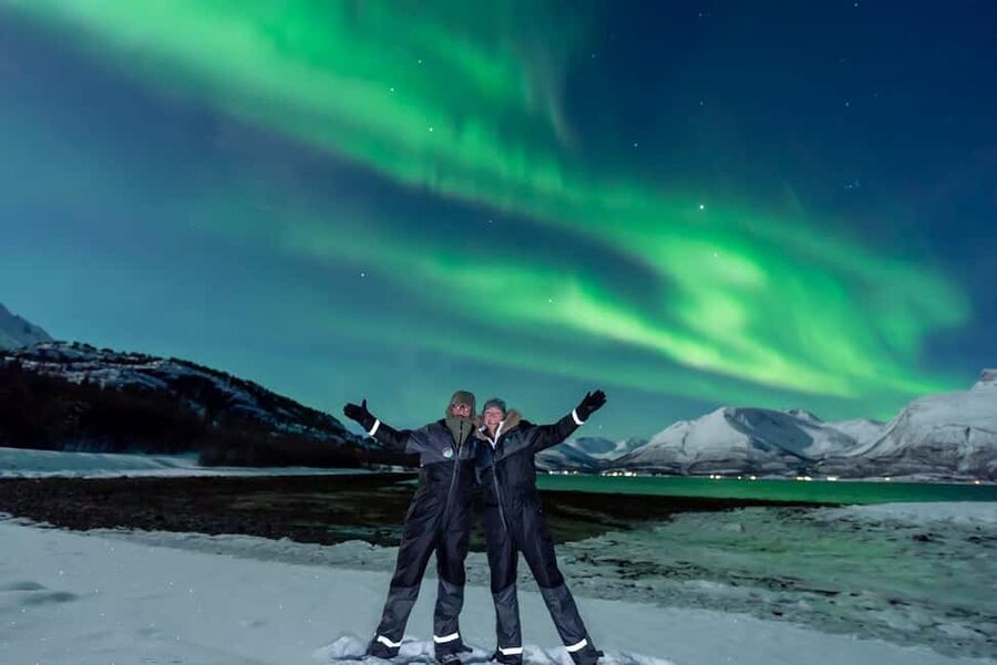 Tromsø: Northern Lights Tour with Photos, Hot Meal & Drinks - Watching the sky from the warm minibus