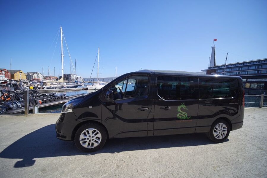 Tromsø: Private 6-Hour Aurora Chase by Minivan - Meeting at the Radisson Blu at 7 p.m.