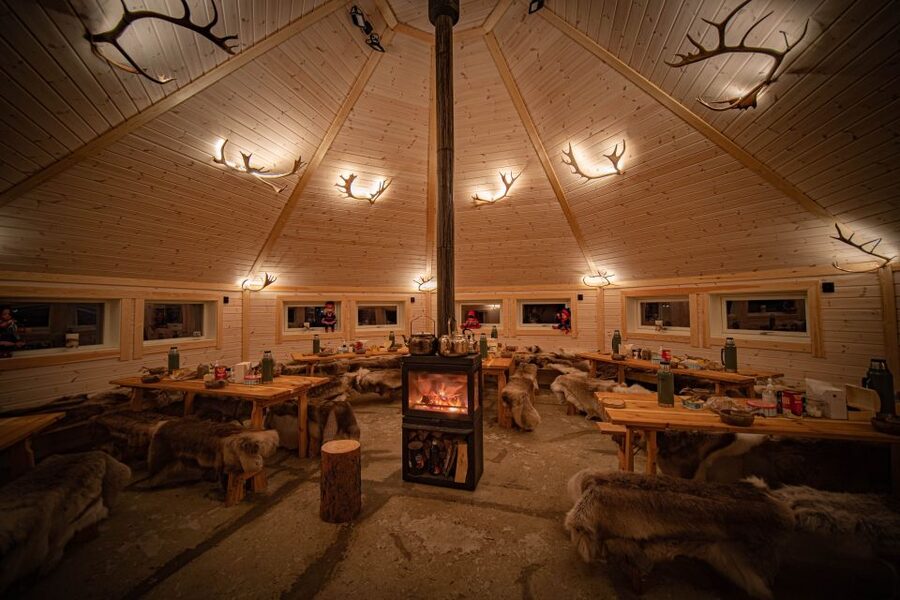 Tromsø: Reindeer Feeding & Chance of Northern Lights Viewing - Warm up inside the traditional gamme