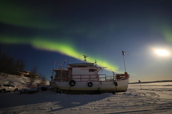 Yellowknife Tours - Aurora by bus - Chasing the lights beyond Yellowknife