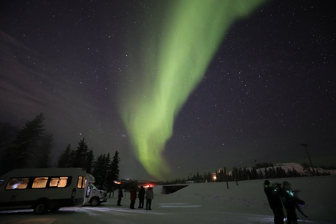 Yellowknife Tours - Aurora by bus - Prelude Lake Territorial Park: the first serious look